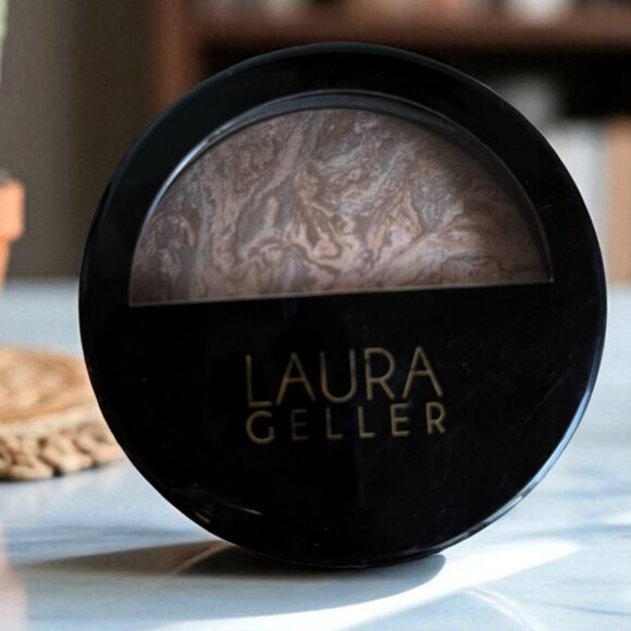 Laura Geller NEW Baked Balance-n-Glow Illuminating Foundation Medium Shade - Picture 3 of 8